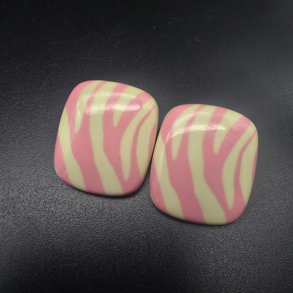 Avon 1987 Zebra Stripe Earrings Pink Cream Plastic Pierced Vintage 1980s